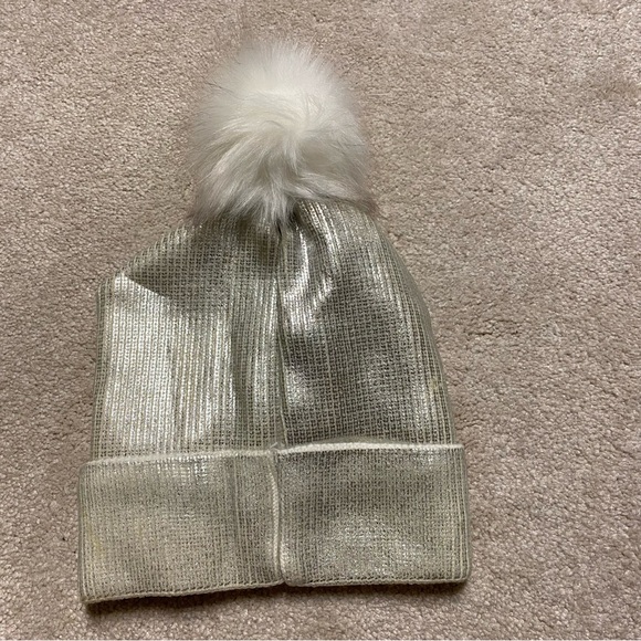 NWT Women's Metallic Silver Pom lined Beanie Cuffed Stocking Cap Hat - Picture 2 of 7